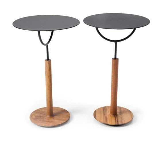 Mesas de apoio Carbono Design. Mesa de apoio redonda com tampo preto e pé em madeira.