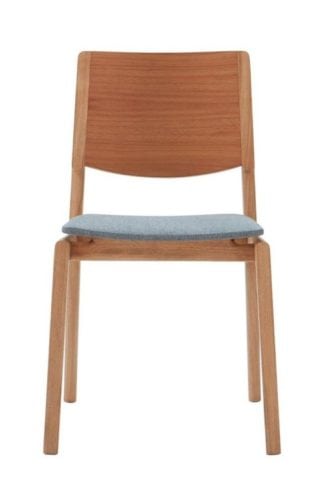 Cadeira da Carbono Design. Assento em tecido e estrutura em madeira.