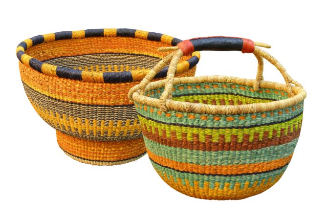 cestos africanos de fibra natural tingida por 600 reais sem alça e 1.200 reais com alça na RUG HOME