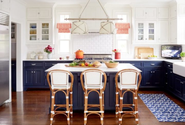 A Design de Interiores e decoradora Alison Kandler. Cozinha com armários em azul navy