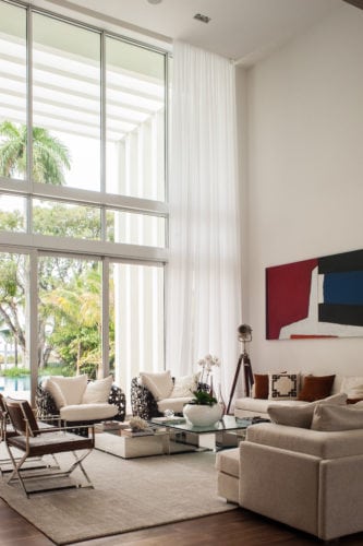 sala de estar com quadro do artista Kakati de Paiva do projeto de nayara macedo em Miami