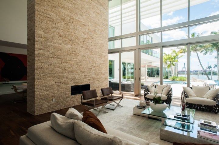 Sala de estar do projeto de Nayara Macedo em Miami