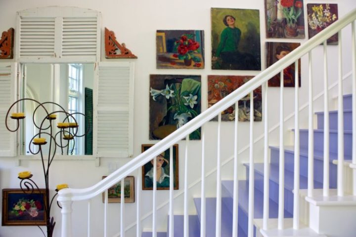 A Design de Interiores e decoradora Alison Kandler. Detalhe da decoração, degraus na escada na cor lavanda