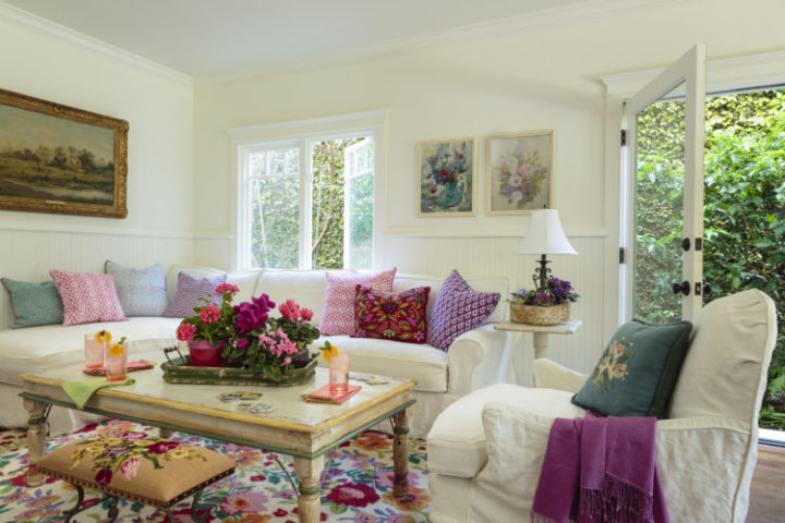 A Design de Interiores e decoradora Alison Kandler. Decoração da Sala de estar com destaque para o tapete florido