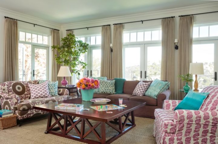 A Design de Interiores e decoradora Alison Kandler. Decoração da sala de estar com misturas de estampas nos tecidos.