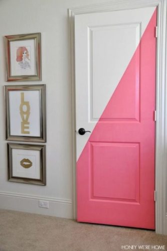 Porta de entrada da casa pintada de branco e rosa
