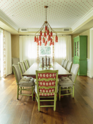A Design de Interiores e decoradora Alison Kandler. Teto revestido com papel de parede na decoração dessa sala de jantar.