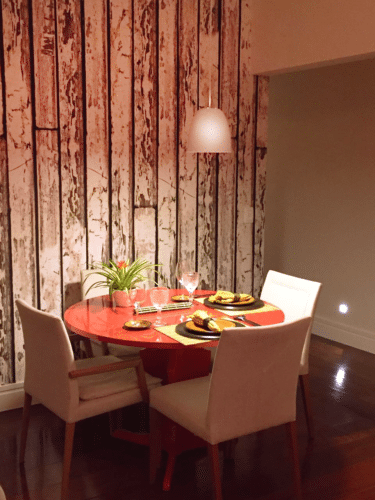sala de jantar com papel de parede de Anna Milliet
