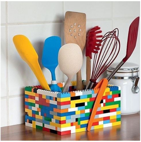 Ideias criativas e charmosas para decorar a cozinha. Porta-talher de Lego.