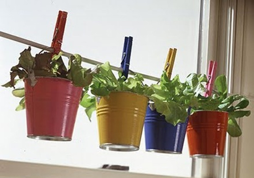 horta de baldinhos coloridos para ideias criativas e charmosas para a cozinha