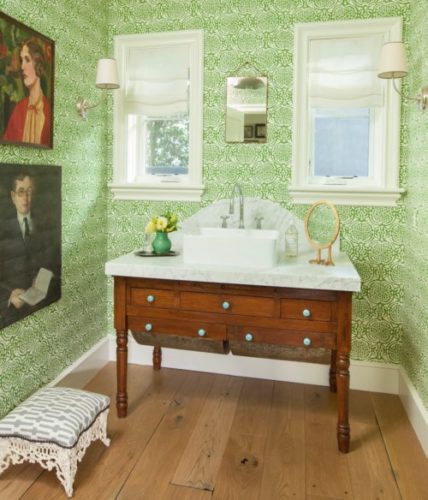 Lavabo decoração Alison Kanlder , paredes revestidas com papel de parede verde 