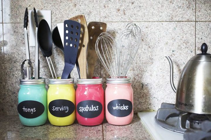 porta utensílios com vidros coloridos para ideias criativas e charmosas para a cozinha