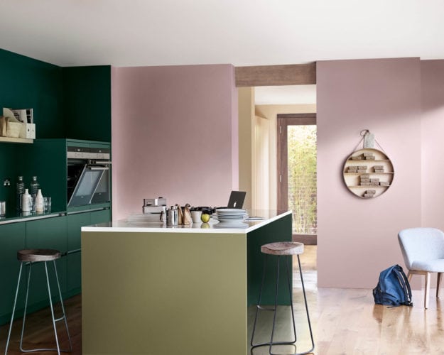 Cozinha com uma parede pintada pela cor de 2018 eleita pela Coral Tintas , Adorno Rupestre. Contraste com a outra parede pintada de verde.