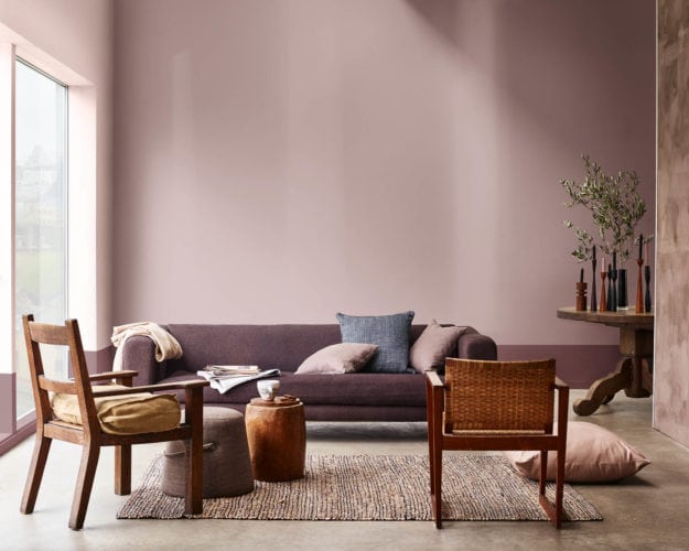 Sala de estar pintada com a cor de 2018 eleita pela Coral Tintas, Adorno Rupestre.