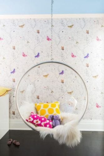 Papel de parede com borboletas e um balanço , decoram o quarto.