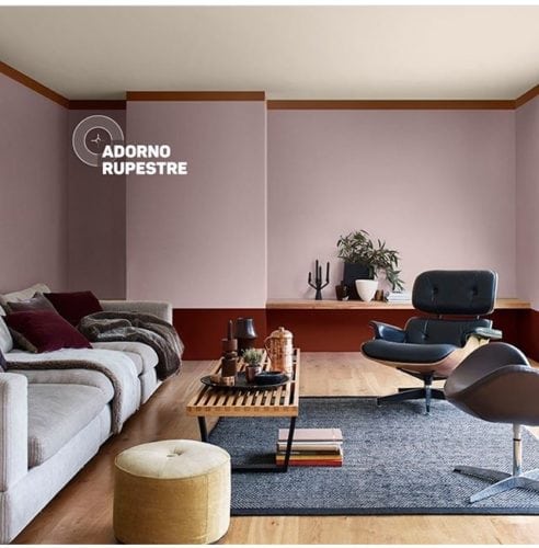 Parede da sala pintada com a cor de 2018 eleita pela Coral Tintas, Adorno Rupestre.
