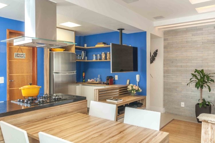 Cozinha pintada de azul e integrada na sala.