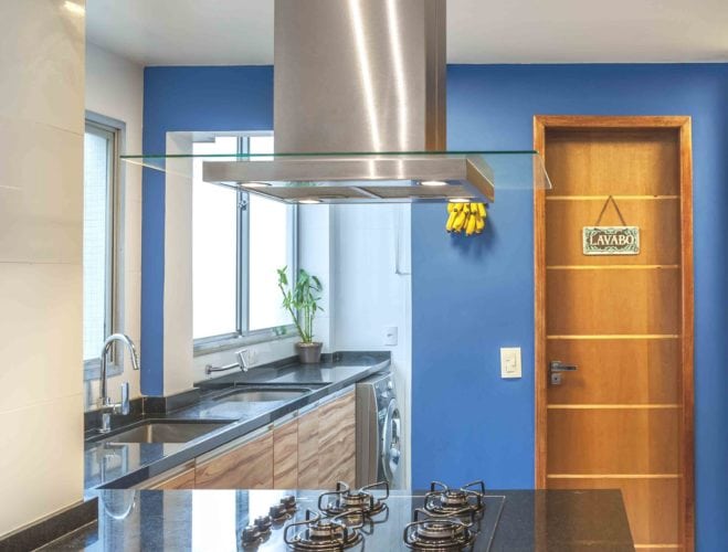 Cozinha com paredes pintadas em azul.