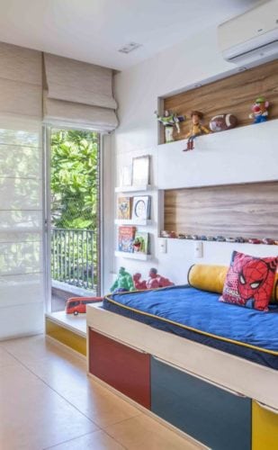 Apartamento otimizado, quarto de menino com nicho atrás da cama.