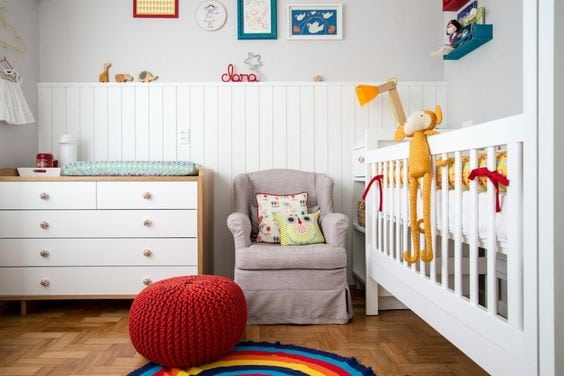 Decoração de quarto de bebe com lambri pintado de branco.