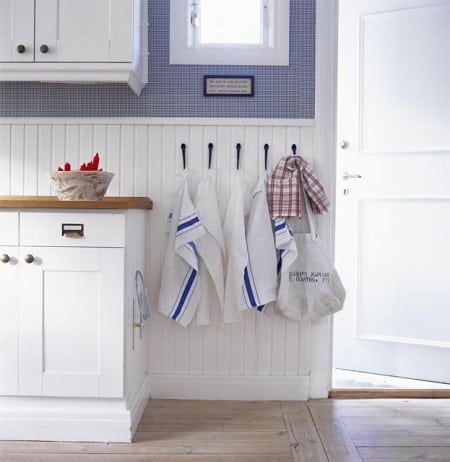 Lambri pintado de branco em meia parede na decoração da cozinha.