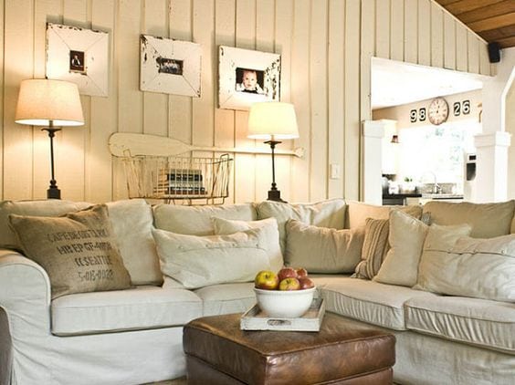 Sala de casa de praia, revestidas com lambri pintado de branco, do piso ao teto.