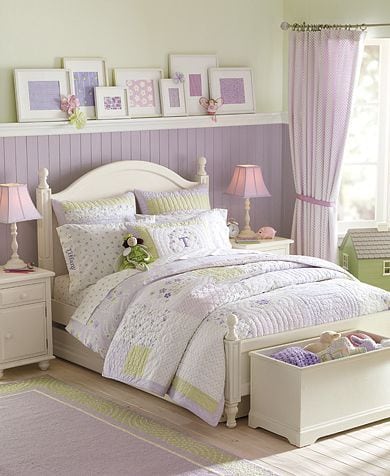 Decoração de quarto de menina, com lambri em meia parede pintado de lilás.