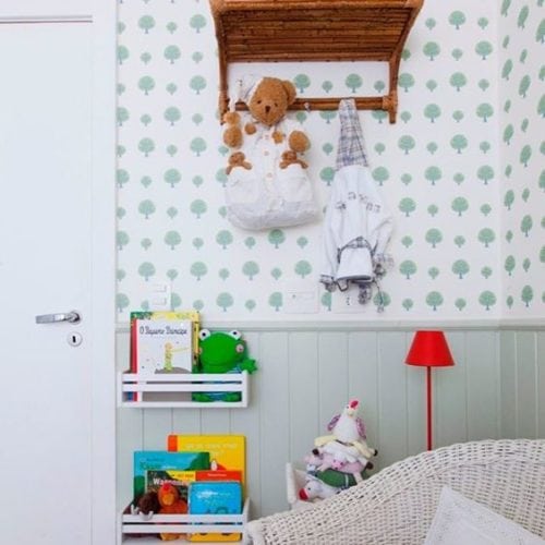 Decoração de quarto de bebe com lambri em meia parede.