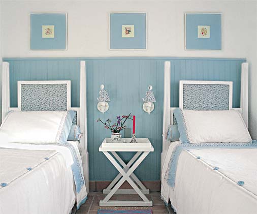 Decoração de quarto de menina, com lambri em meia parede pintado de azul.