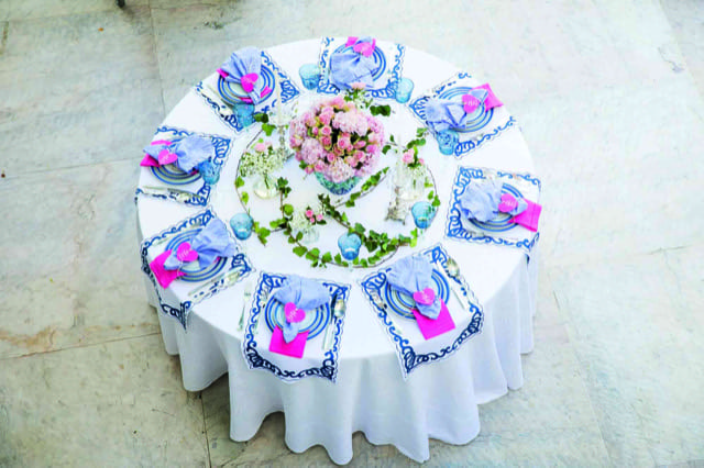 Inspirações para se criar mesas caprichadas, mesa redonda rosa e azul