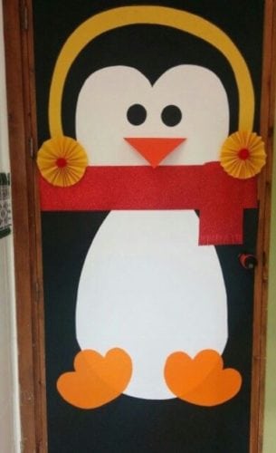 Porta de entrada decorada para o natal com um pinguim.