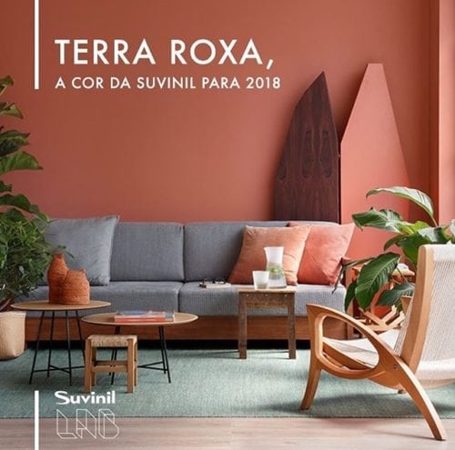 Foto do ambiente pintado com a cor do ano de 2018 da Suvinil Tintas, Terra Roxa.