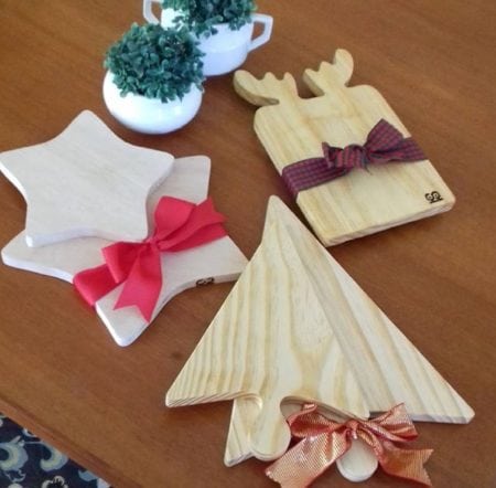 Tabuas de madeira com formato de estrela, arvore de Natal e alce .Para decorar a mesa de Natal.