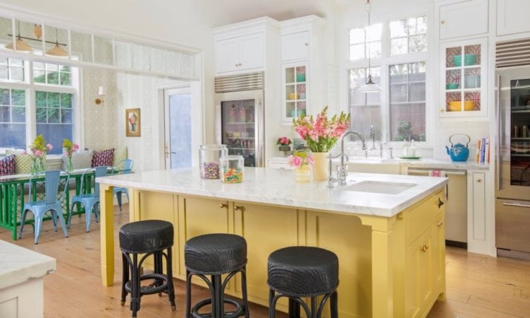 Ilha Colorida para o centro da cozinha, lindo! Projeto da design de interiores americana Alison Kandler.