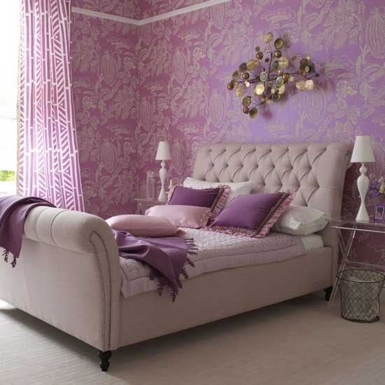 Quarto decorado com a cor lilás no papel de parede estampado e cortina.s.