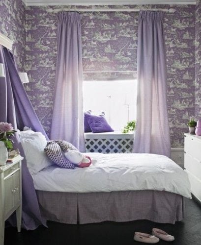 Quarto decorado com a cor lilás, papel de parede estampado.