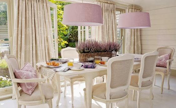 Sala de jantar com cúpulas em lilas.