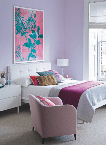 Quarto decorado com a cor lilás nas paredes.