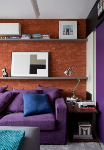 Projeto assinado pela arquiteta Juliana Pippi, aplicando o tom de púrpura em uma das paredes e também no mobiliário, que se tornou destaque no ambiente. em ultra violet
