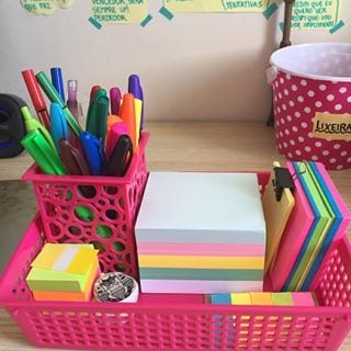 Cantinho de estudo,Uma simples cesta de plástico pode ajudar muito a organizar e trazer um cor para decorar.
