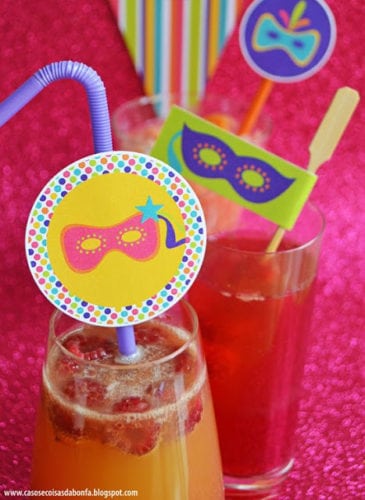 Ideias de decoração de Carnaval para festejar em casa. Drinks enfeitados com tema de carnaval