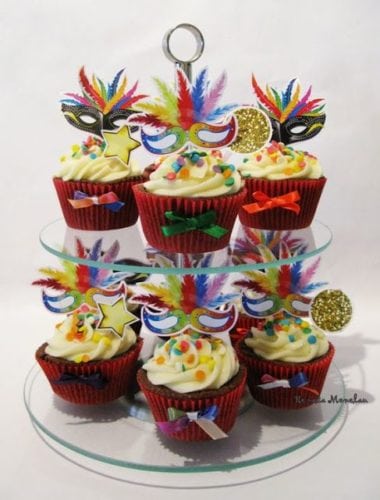 Ideias de decoração de Carnaval para festejar em casa. Cupa Cakes enfeitados com tema de carnaval.