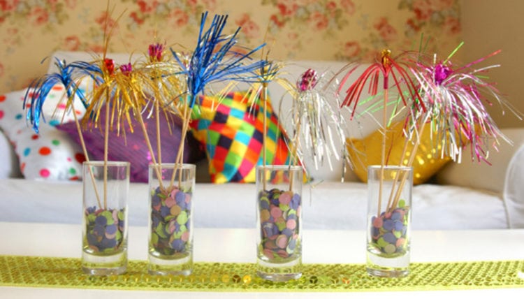 Ideias de decoração de Carnaval para festejar em casa. Copinhos cheio de confete enfeitam a casa.