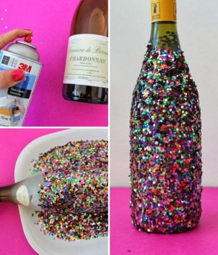 Ideias de decoração de Carnaval para festejar em casa. Garrafa de vinho coberta por purpurina, melhor estilo DIY.