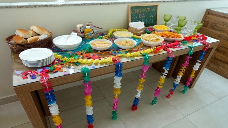 Ideias de decoração de Carnaval para festejar em casa.buffet das comidas enfeitado com colar havaiano