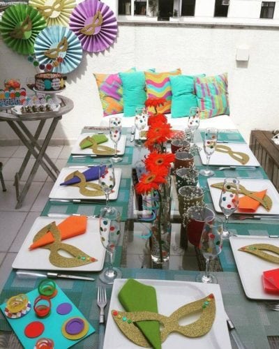 Ideias de decoração de Carnaval para festejar em casa.mesa de almoço enfeitada com máscaras 