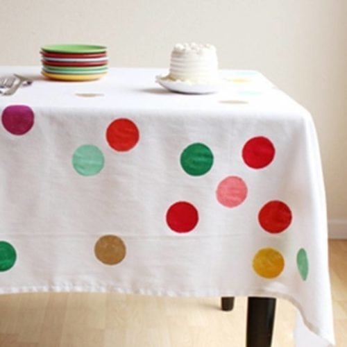 Ideias de decoração de Carnaval para festejar em casa, toalha de mesa com bolas que lembram confete de carnaval.
