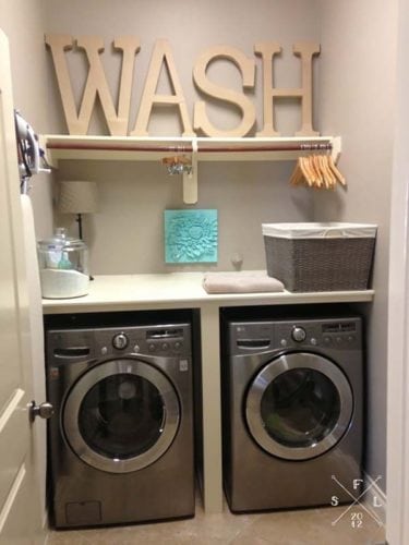 lavanderia organizada com lavadoras de abertura frontal