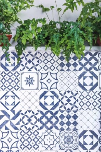 Inspirada no sul de Portugal, a linha Algarve traz uma mistura incrível de cores e representações. Seus azulejos com base branca e desenhos em um tom de azul com pintura levemente desgastada, atribui um ar vintage às paredes.