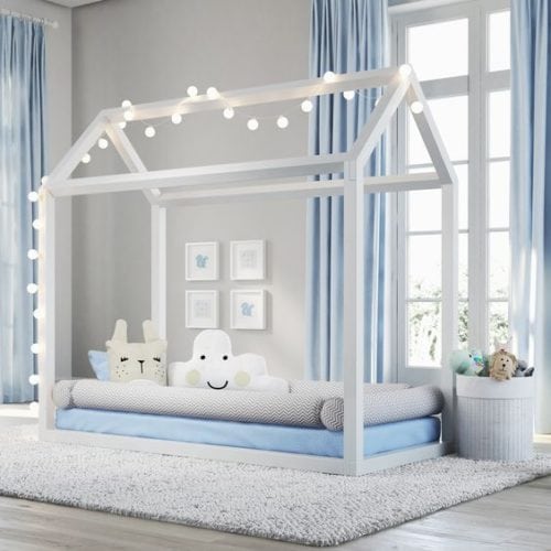 Quarto infantil decorado com o conceito Montessoriano. Tons de azul e futon no chão decoram o quarto.